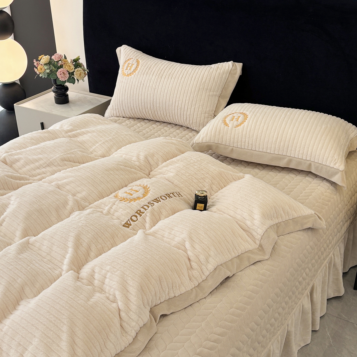 91家纺网 家纺一手货源 找家纺 金艾草 2025新款纯色兔毛宽边刺绣床盖款四件套【工艺款】-铂爵 铂爵-米咖