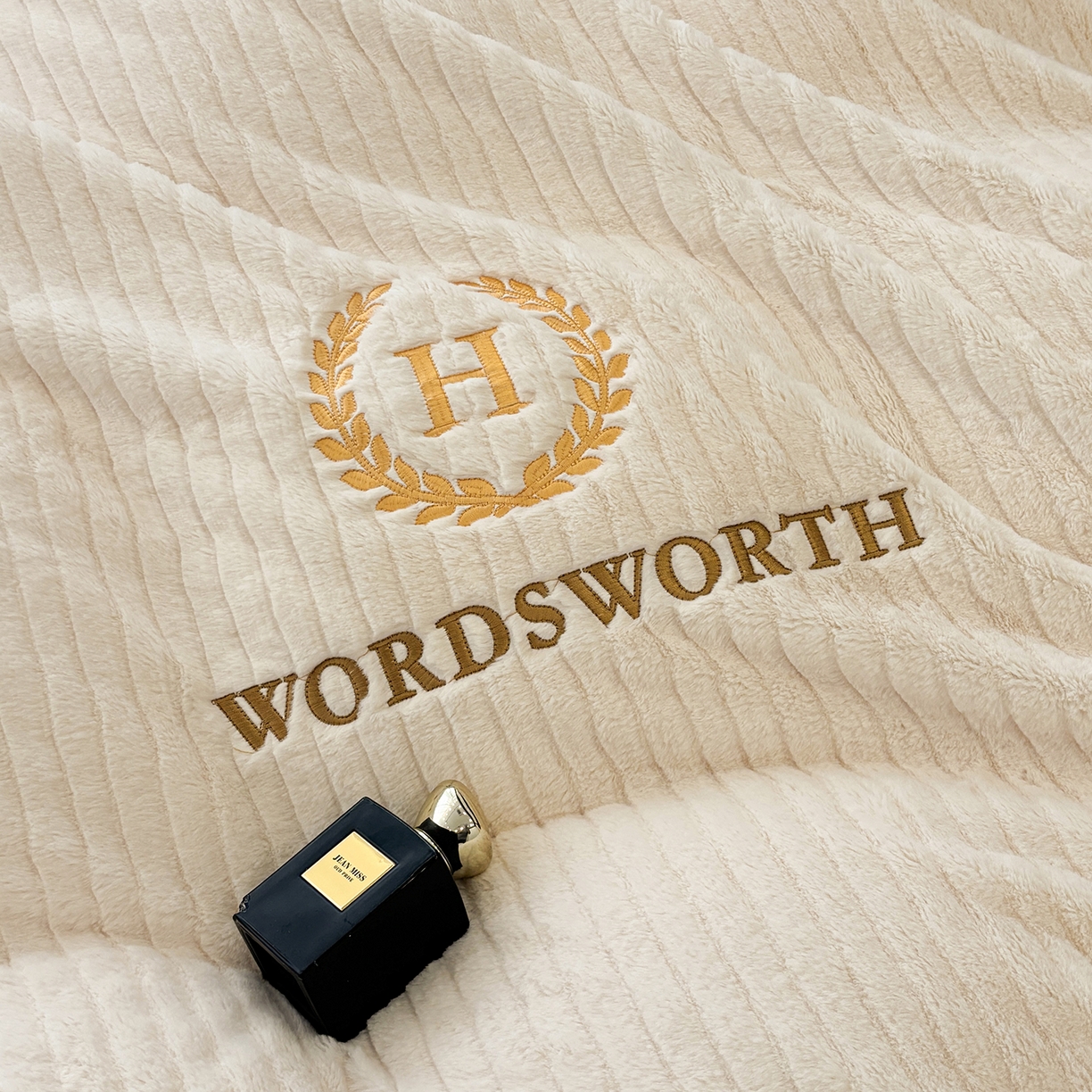 91家纺网 家纺一手货源 找家纺 金艾草 2025新款纯色兔毛宽边刺绣床盖款四件套【工艺款】-铂爵 铂爵-米咖