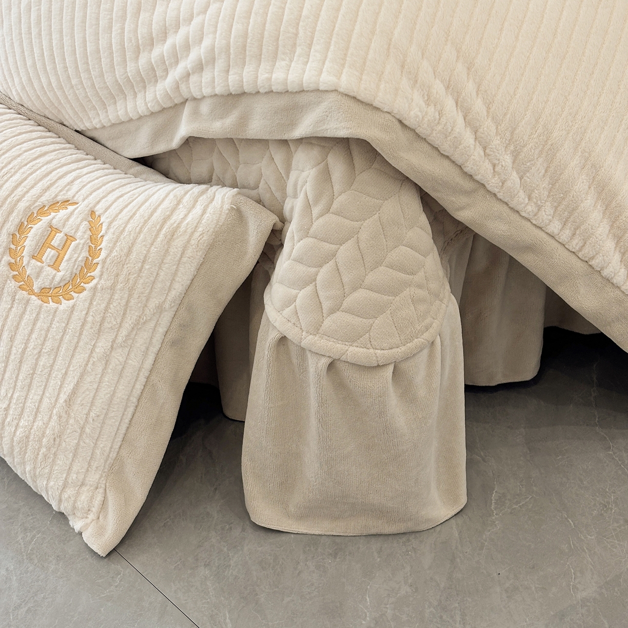 91家纺网 家纺一手货源 找家纺 金艾草 2025新款纯色兔毛宽边刺绣床盖款四件套【工艺款】-铂爵 铂爵-米咖