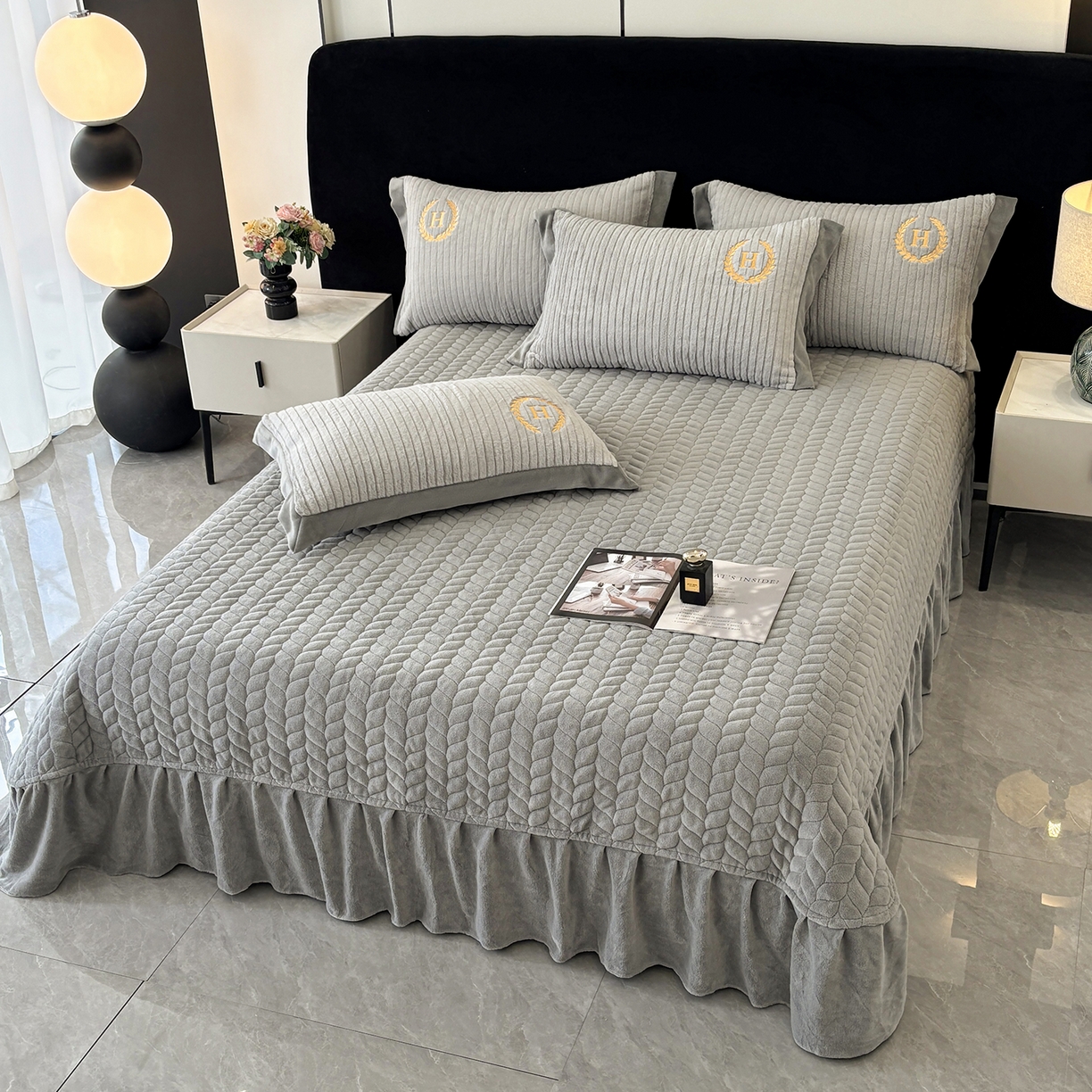 91家纺网 家纺一手货源 找家纺 金艾草 2025新款纯色兔毛宽边刺绣床盖款四件套【工艺款】-铂爵 铂爵+灰