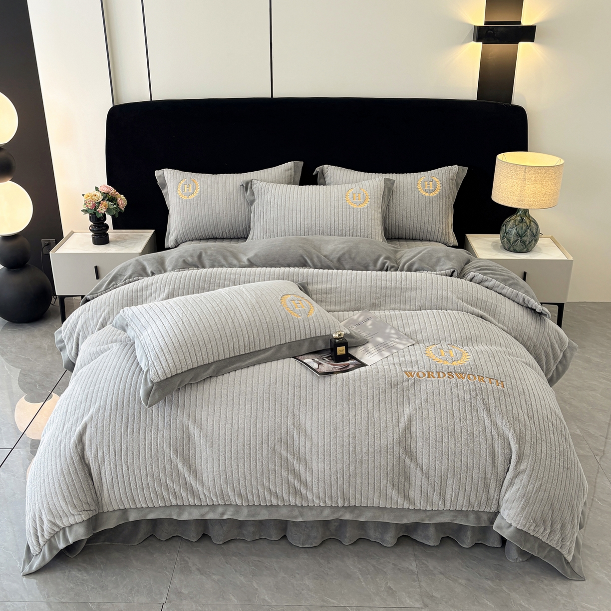 91家纺网 家纺一手货源 找家纺 金艾草 2025新款纯色兔毛宽边刺绣床盖款四件套【工艺款】-铂爵 铂爵+灰