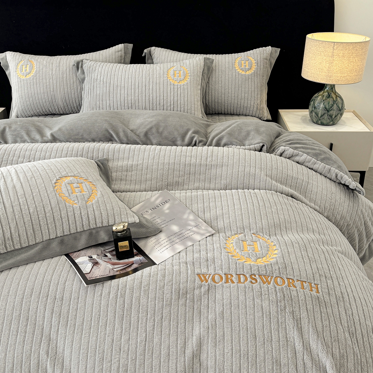 91家纺网 家纺一手货源 找家纺 金艾草 2025新款纯色兔毛宽边刺绣床盖款四件套【工艺款】-铂爵 铂爵+灰