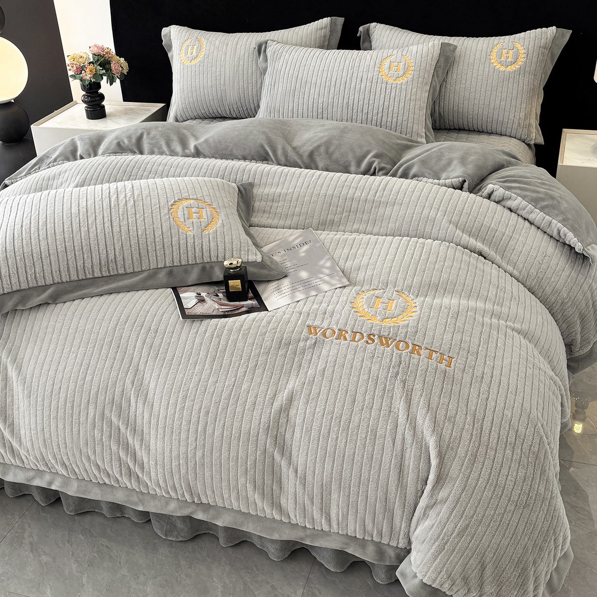 91家纺网 家纺一手货源 找家纺 金艾草 2025新款纯色兔毛宽边刺绣床盖款四件套【工艺款】-铂爵 铂爵+灰