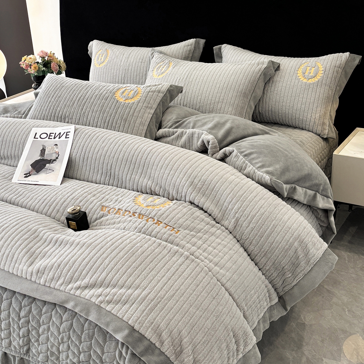 91家纺网 家纺一手货源 找家纺 金艾草 2025新款纯色兔毛宽边刺绣床盖款四件套【工艺款】-铂爵 铂爵+灰