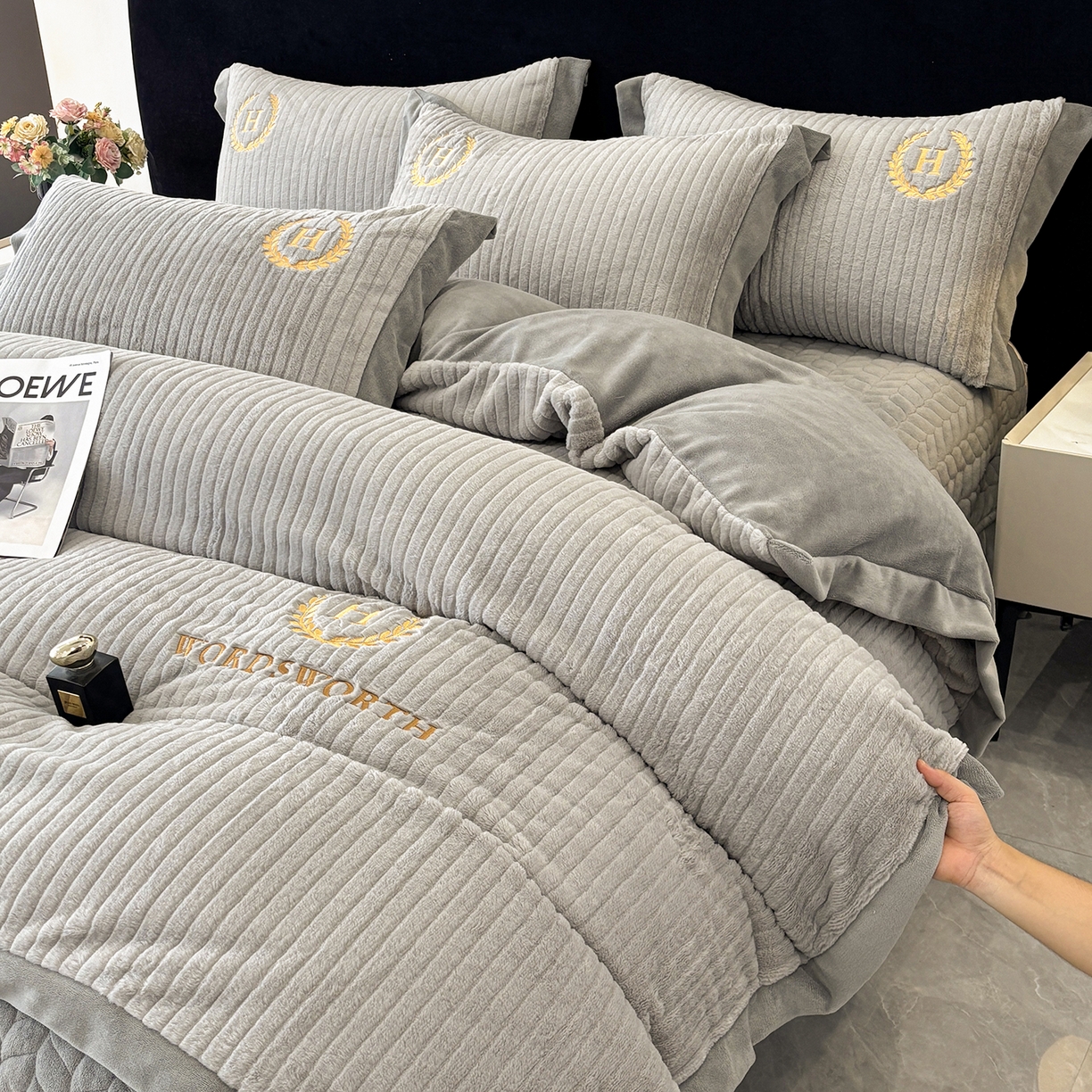 91家纺网 家纺一手货源 找家纺 金艾草 2025新款纯色兔毛宽边刺绣床盖款四件套【工艺款】-铂爵 铂爵+灰