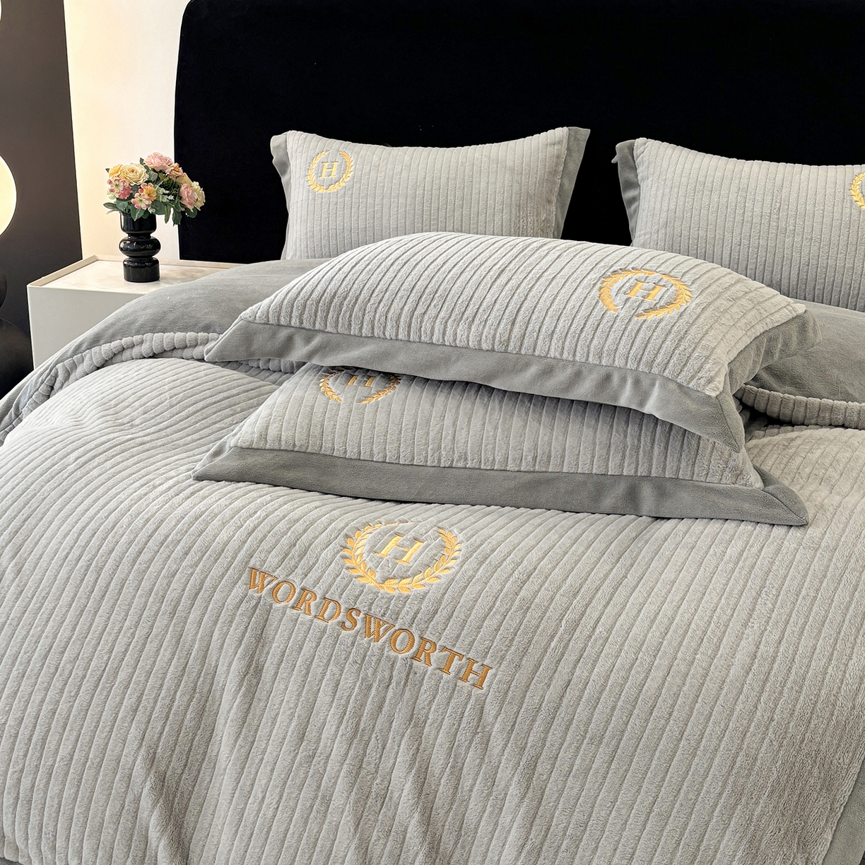 91家纺网 家纺一手货源 找家纺 金艾草 2025新款纯色兔毛宽边刺绣床盖款四件套【工艺款】-铂爵 铂爵+灰