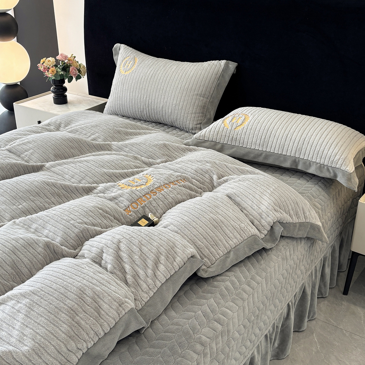 91家纺网 家纺一手货源 找家纺 金艾草 2025新款纯色兔毛宽边刺绣床盖款四件套【工艺款】-铂爵 铂爵+灰