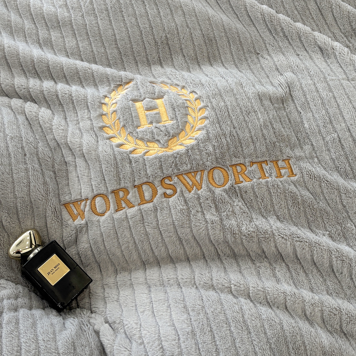 91家纺网 家纺一手货源 找家纺 金艾草 2025新款纯色兔毛宽边刺绣床盖款四件套【工艺款】-铂爵 铂爵+灰