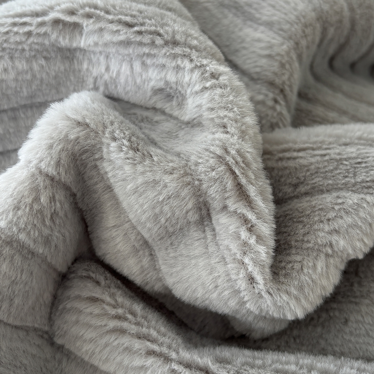 91家纺网 家纺一手货源 找家纺 金艾草 2025新款纯色兔毛宽边刺绣床盖款四件套【工艺款】-铂爵 铂爵+灰