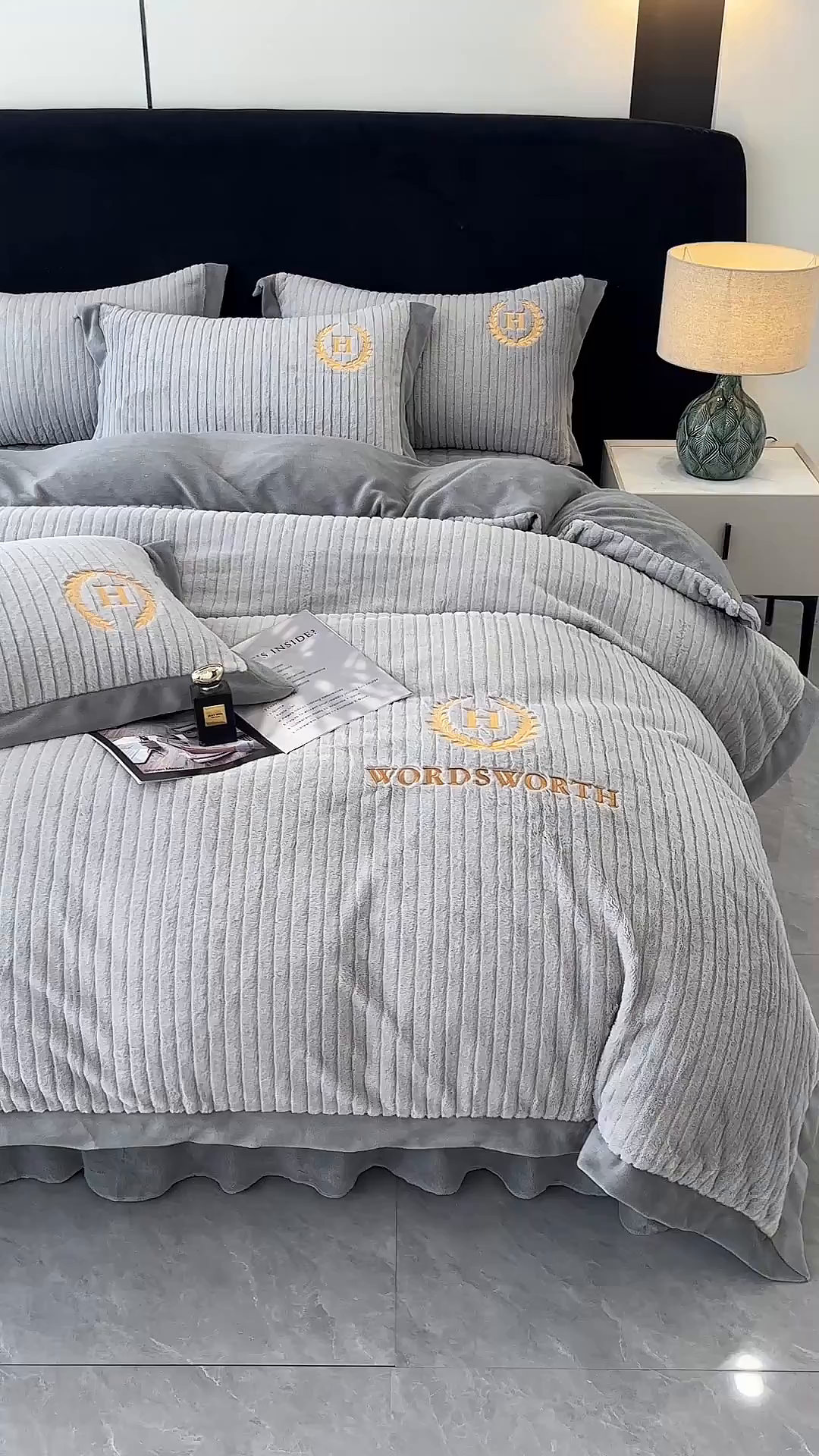 91家纺网 家纺一手货源 找家纺 金艾草 2025新款纯色兔毛宽边刺绣床盖款四件套【工艺款】-铂爵 铂爵+灰