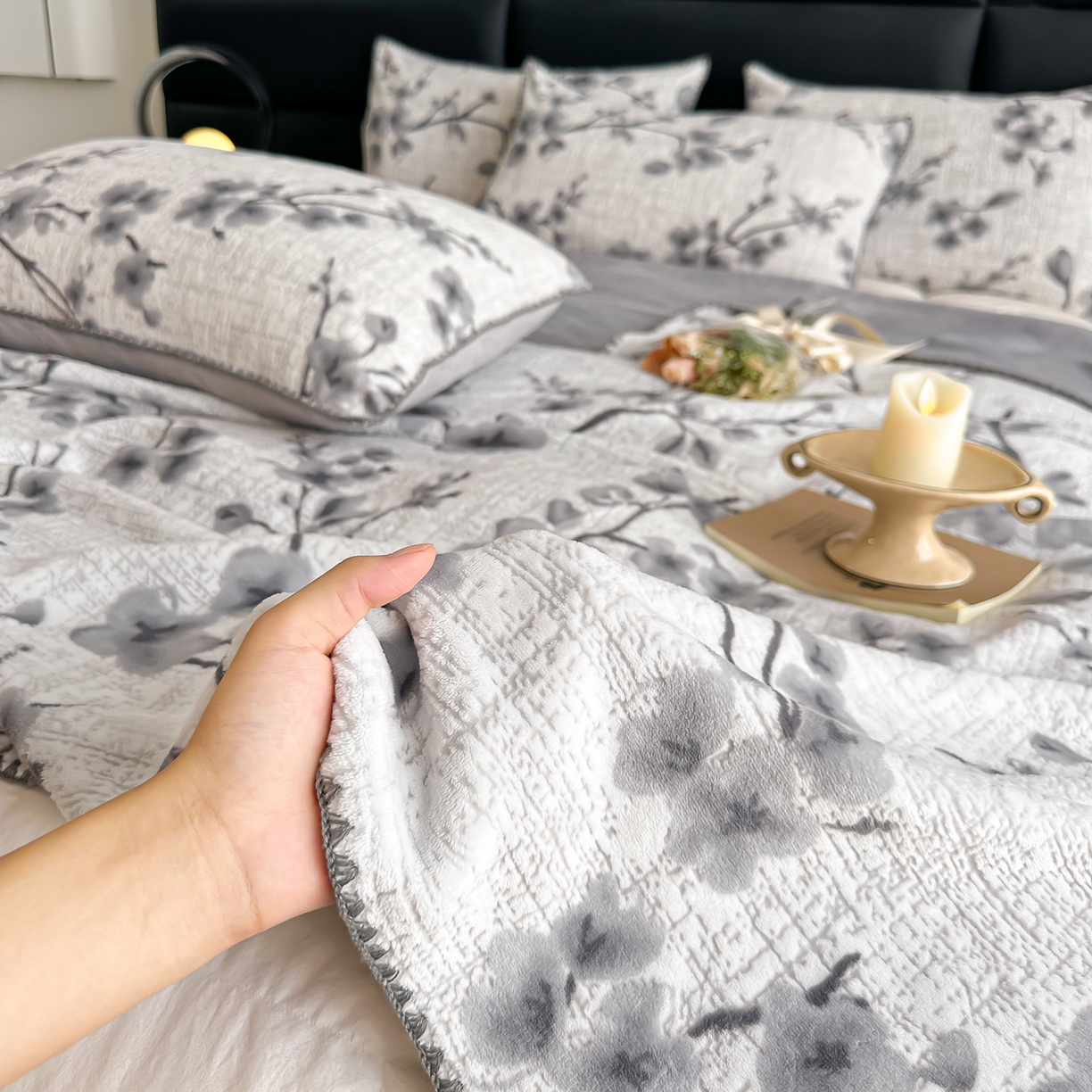 91家纺网 家纺一手货源 找家纺 卓缦家纺 2025新款高克重双层牛奶绒毛毯加厚冬季毛毯四季毯办公室午休毯牛奶绒床单 寒梅映雪-灰