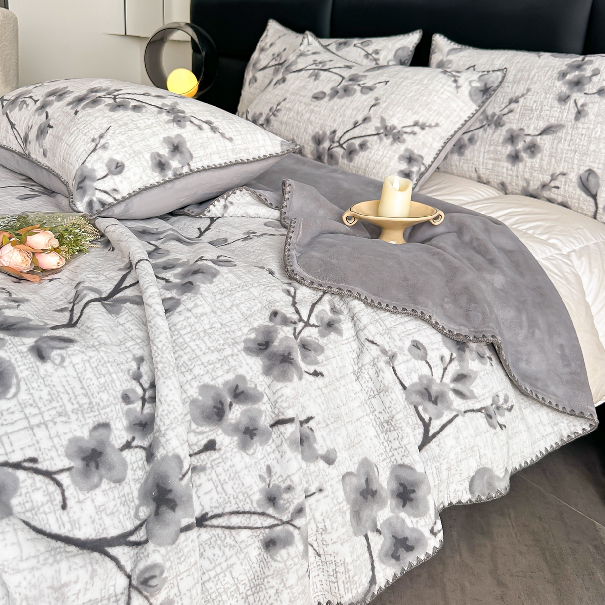 91家纺网 家纺一手货源 找家纺 卓缦家纺 2025新款高克重双层牛奶绒毛毯加厚冬季毛毯四季毯办公室午休毯牛奶绒床单 寒梅映雪-灰