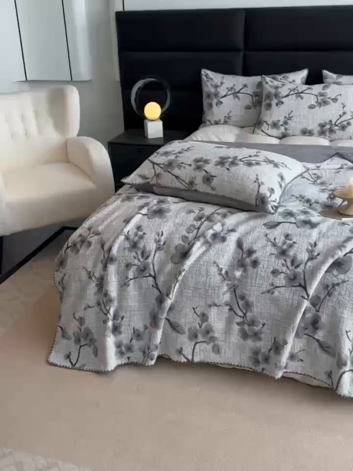 91家纺网 家纺一手货源 找家纺 卓缦家纺 2025新款高克重双层牛奶绒毛毯加厚冬季毛毯四季毯办公室午休毯牛奶绒床单 寒梅映雪-灰