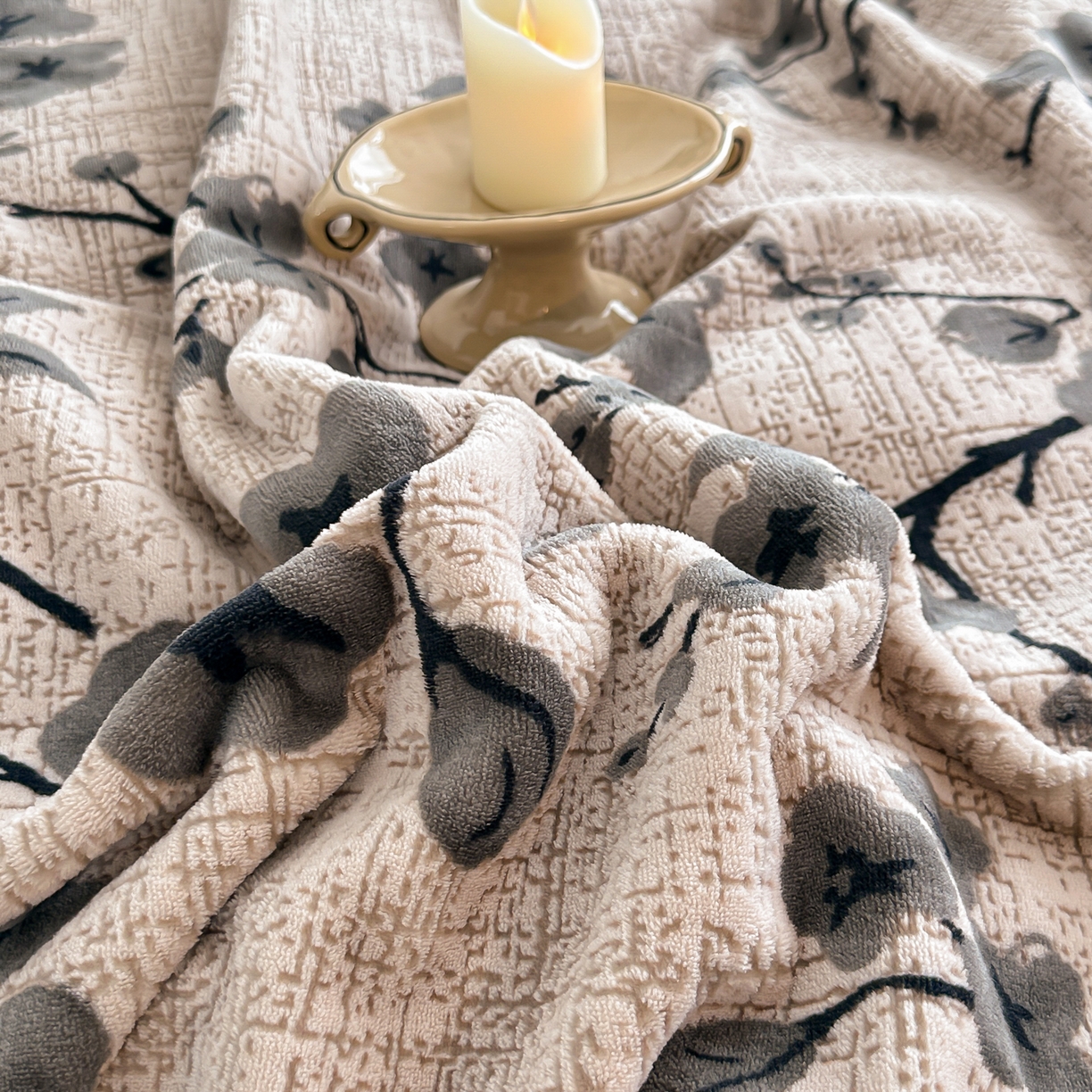 91家纺网 家纺一手货源 找家纺 卓缦家纺 2025新款高克重双层牛奶绒毛毯加厚冬季毛毯四季毯办公室午休毯牛奶绒床单 寒梅映雪-咖