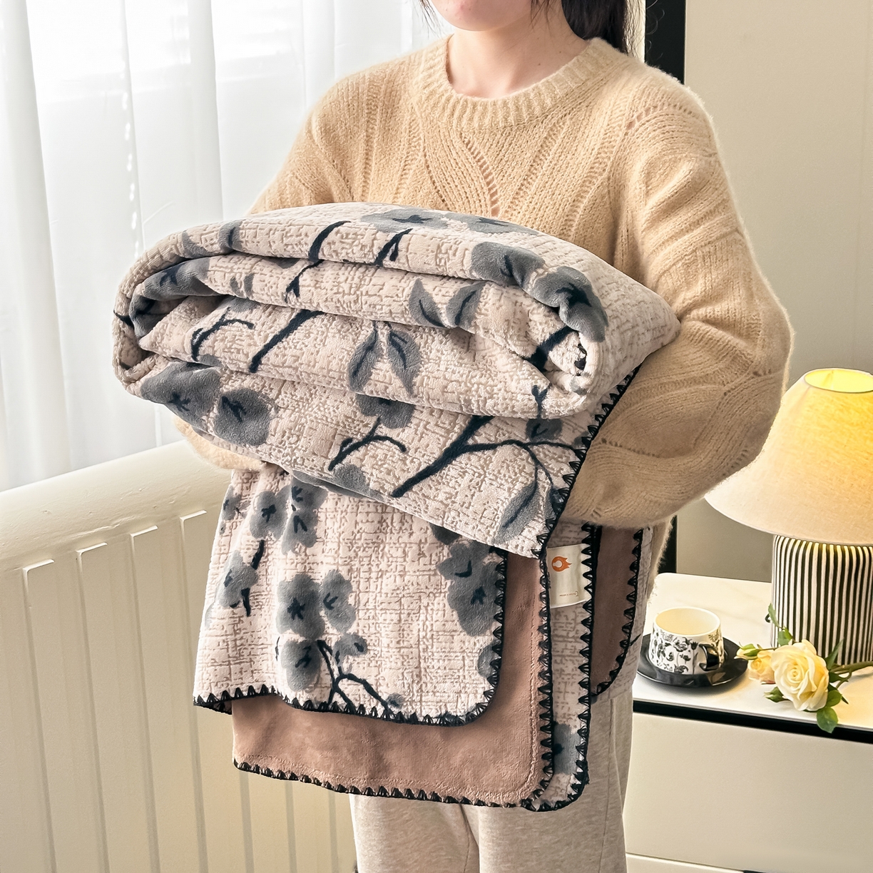 91家纺网 家纺一手货源 找家纺 卓缦家纺 2025新款高克重双层牛奶绒毛毯加厚冬季毛毯四季毯办公室午休毯牛奶绒床单 寒梅映雪-咖