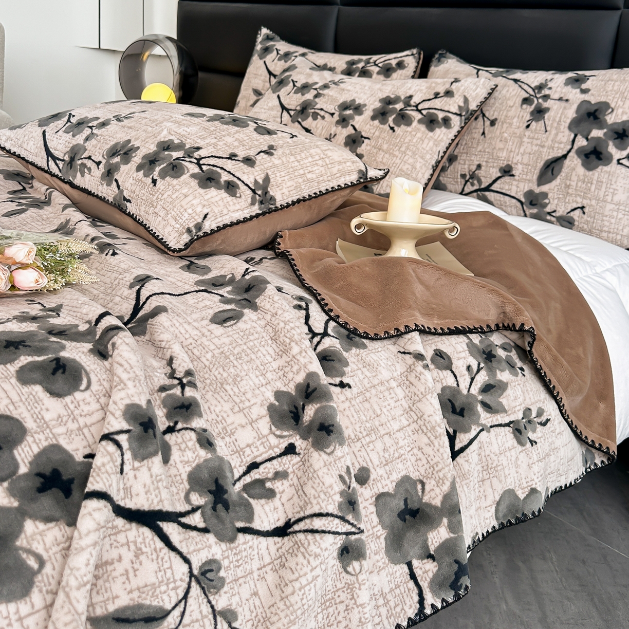 91家纺网 家纺一手货源 找家纺 卓缦家纺 2025新款高克重双层牛奶绒毛毯加厚冬季毛毯四季毯办公室午休毯牛奶绒床单 寒梅映雪-咖