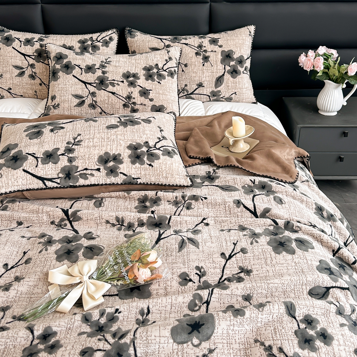 91家纺网 家纺一手货源 找家纺 卓缦家纺 2025新款高克重双层牛奶绒毛毯加厚冬季毛毯四季毯办公室午休毯牛奶绒床单 寒梅映雪-咖