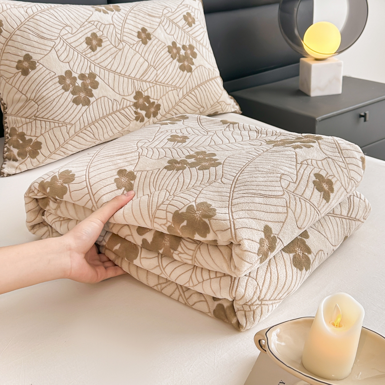 91家纺网 家纺一手货源 找家纺 卓缦家纺 2025新款高克重双层牛奶绒毛毯加厚冬季毛毯四季毯办公室午休毯牛奶绒床单 清新叶语-咖