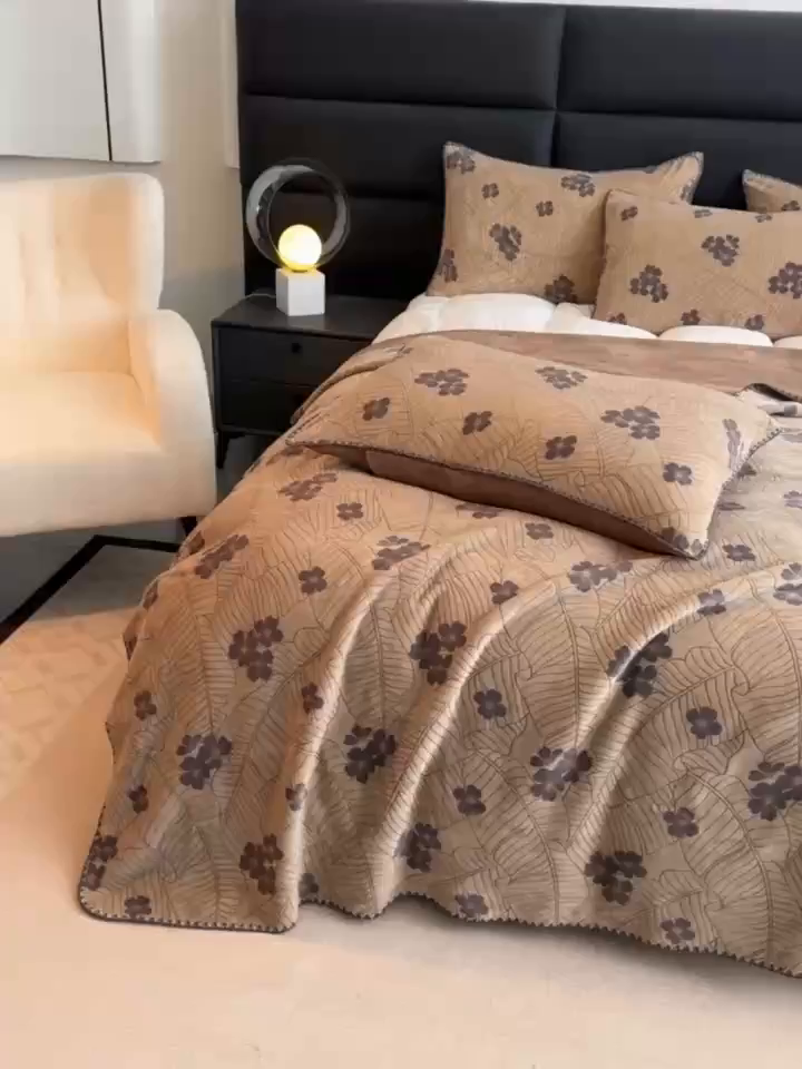 91家纺网 家纺一手货源 找家纺 卓缦家纺 2025新款高克重双层牛奶绒毛毯加厚冬季毛毯四季毯办公室午休毯牛奶绒床单 清新叶语-棕