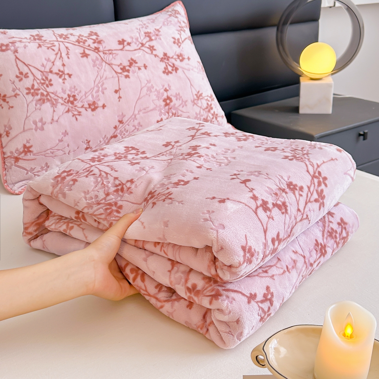 91家纺网 家纺一手货源 找家纺 卓缦家纺 2025新款高克重双层牛奶绒毛毯加厚冬季毛毯四季毯办公室午休毯牛奶绒床单 山茶花语-粉