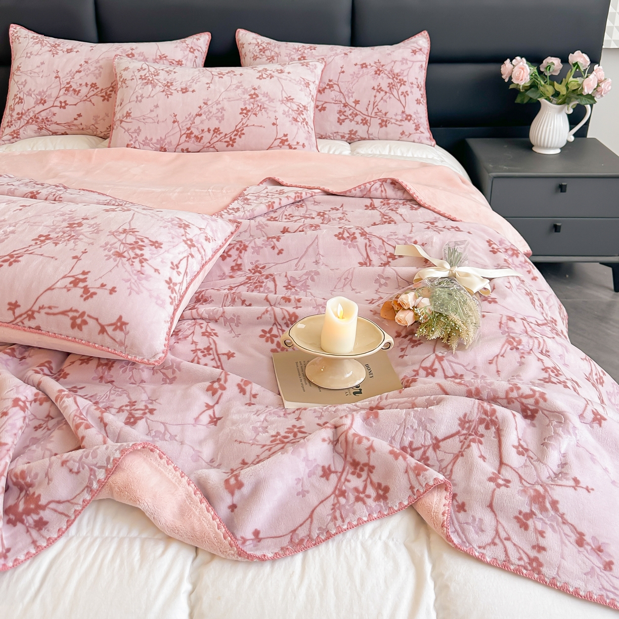 91家纺网 家纺一手货源 找家纺 卓缦家纺 2025新款高克重双层牛奶绒毛毯加厚冬季毛毯四季毯办公室午休毯牛奶绒床单 山茶花语-粉