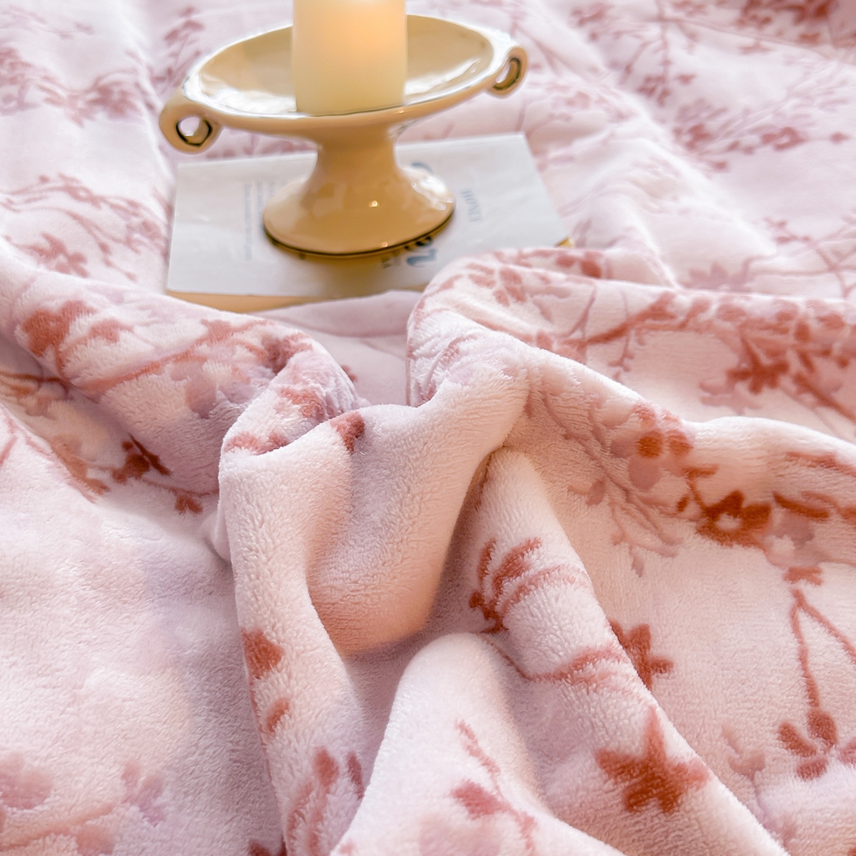 91家纺网 家纺一手货源 找家纺 卓缦家纺 2025新款高克重双层牛奶绒毛毯加厚冬季毛毯四季毯办公室午休毯牛奶绒床单 山茶花语-粉
