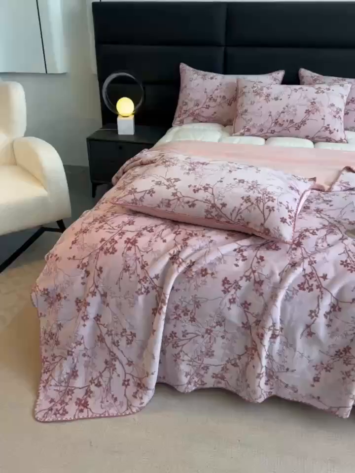 91家纺网 家纺一手货源 找家纺 卓缦家纺 2025新款高克重双层牛奶绒毛毯加厚冬季毛毯四季毯办公室午休毯牛奶绒床单 山茶花语-粉
