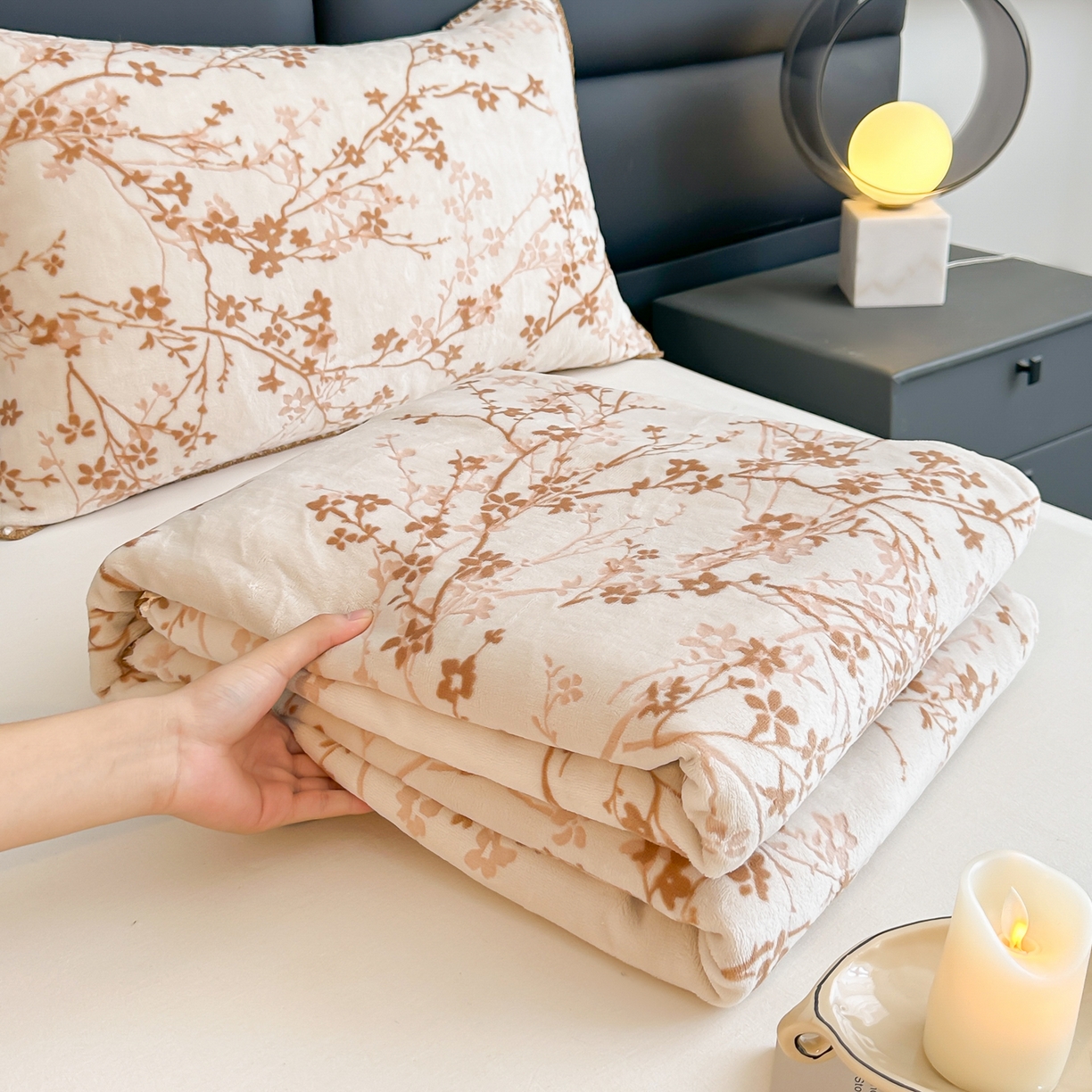 91家纺网 家纺一手货源 找家纺 卓缦家纺 2025新款高克重双层牛奶绒毛毯加厚冬季毛毯四季毯办公室午休毯牛奶绒床单 山茶花语-咖