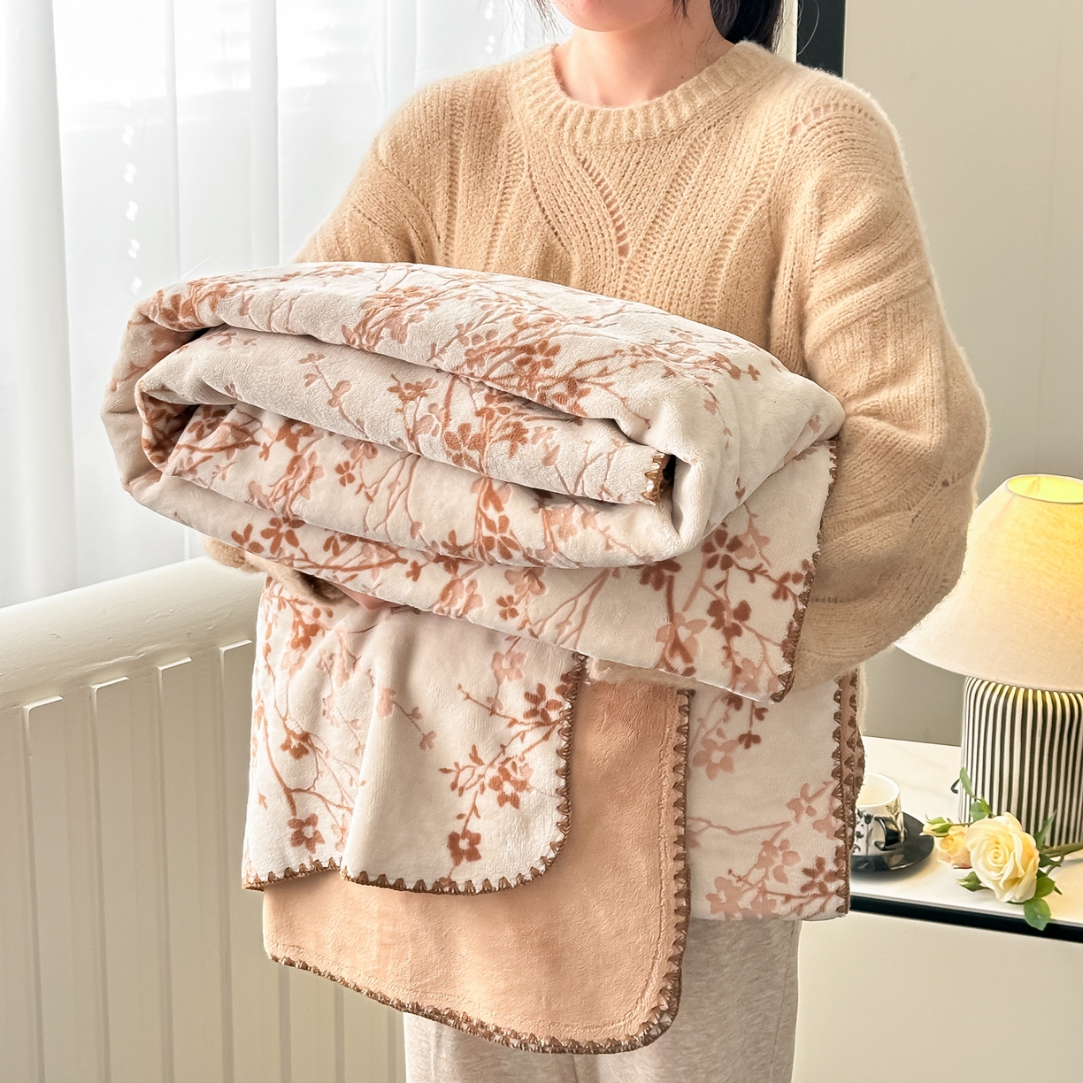91家纺网 家纺一手货源 找家纺 卓缦家纺 2025新款高克重双层牛奶绒毛毯加厚冬季毛毯四季毯办公室午休毯牛奶绒床单 山茶花语-咖