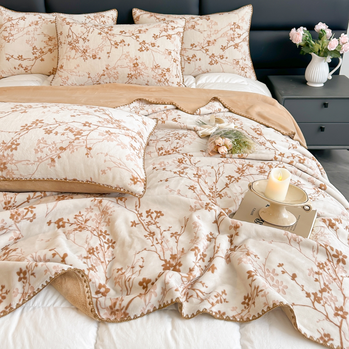 91家纺网 家纺一手货源 找家纺 卓缦家纺 2025新款高克重双层牛奶绒毛毯加厚冬季毛毯四季毯办公室午休毯牛奶绒床单 山茶花语-咖