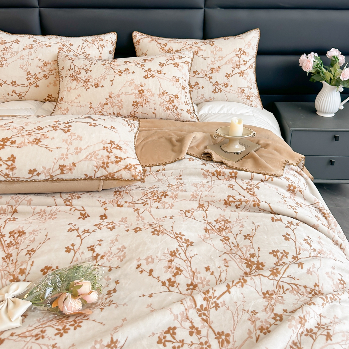 91家纺网 家纺一手货源 找家纺 卓缦家纺 2025新款高克重双层牛奶绒毛毯加厚冬季毛毯四季毯办公室午休毯牛奶绒床单 山茶花语-咖