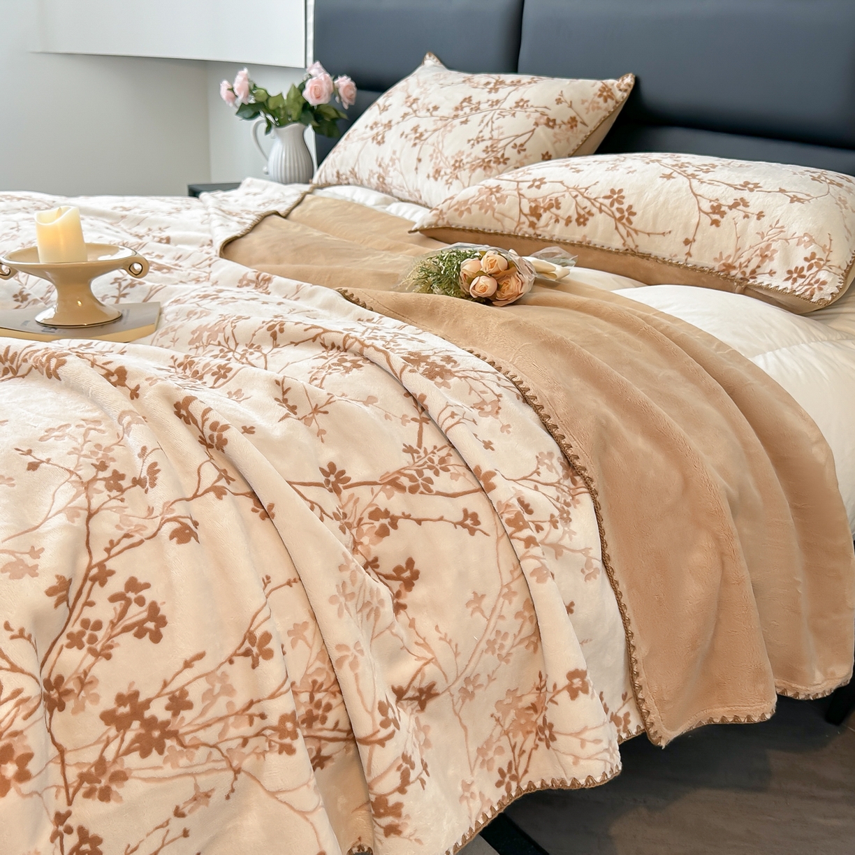 91家纺网 家纺一手货源 找家纺 卓缦家纺 2025新款高克重双层牛奶绒毛毯加厚冬季毛毯四季毯办公室午休毯牛奶绒床单 山茶花语-咖