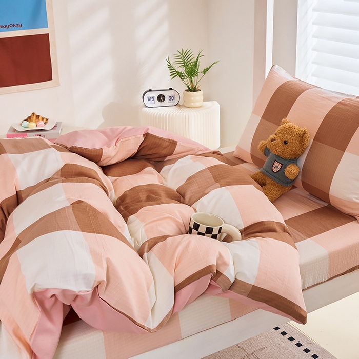 91家纺网 家纺一手货源 找家纺 卢赛尔 2025新款简约格子水洗学生季学生宿舍三件套 粉大格