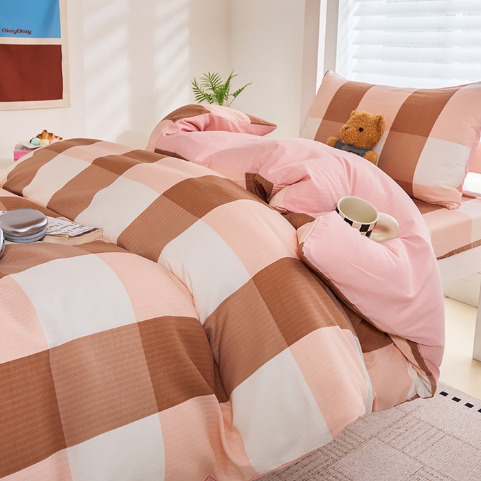 91家纺网 家纺一手货源 找家纺 卢赛尔 2025新款简约格子水洗学生季学生宿舍三件套 粉大格