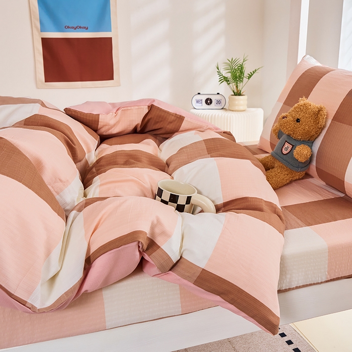 91家纺网 家纺一手货源 找家纺 卢赛尔 2025新款简约格子水洗学生季学生宿舍三件套 粉大格