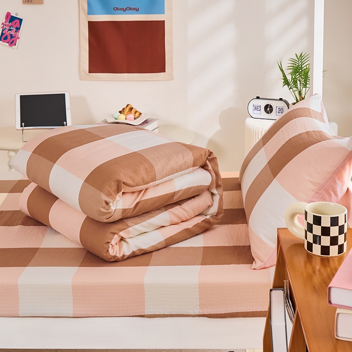 91家纺网 家纺一手货源 找家纺 卢赛尔 2025新款简约格子水洗学生季学生宿舍三件套 粉大格