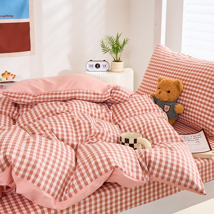 91家纺网 家纺一手货源 找家纺 卢赛尔 2025新款简约格子水洗学生季学生宿舍三件套 粉小格