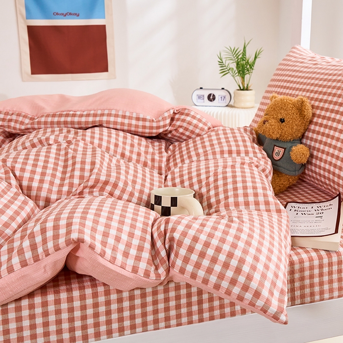 91家纺网 家纺一手货源 找家纺 卢赛尔 2025新款简约格子水洗学生季学生宿舍三件套 粉小格