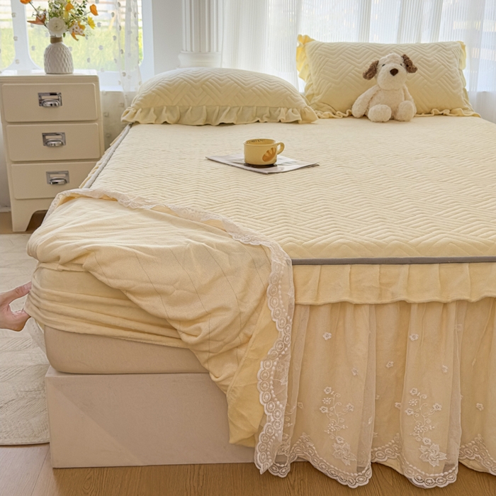 91家纺网 家纺一手货源 找家纺 家之硕 2025秋冬款多功能牛奶绒可拆卸式床笠床裙四件套 杏黄