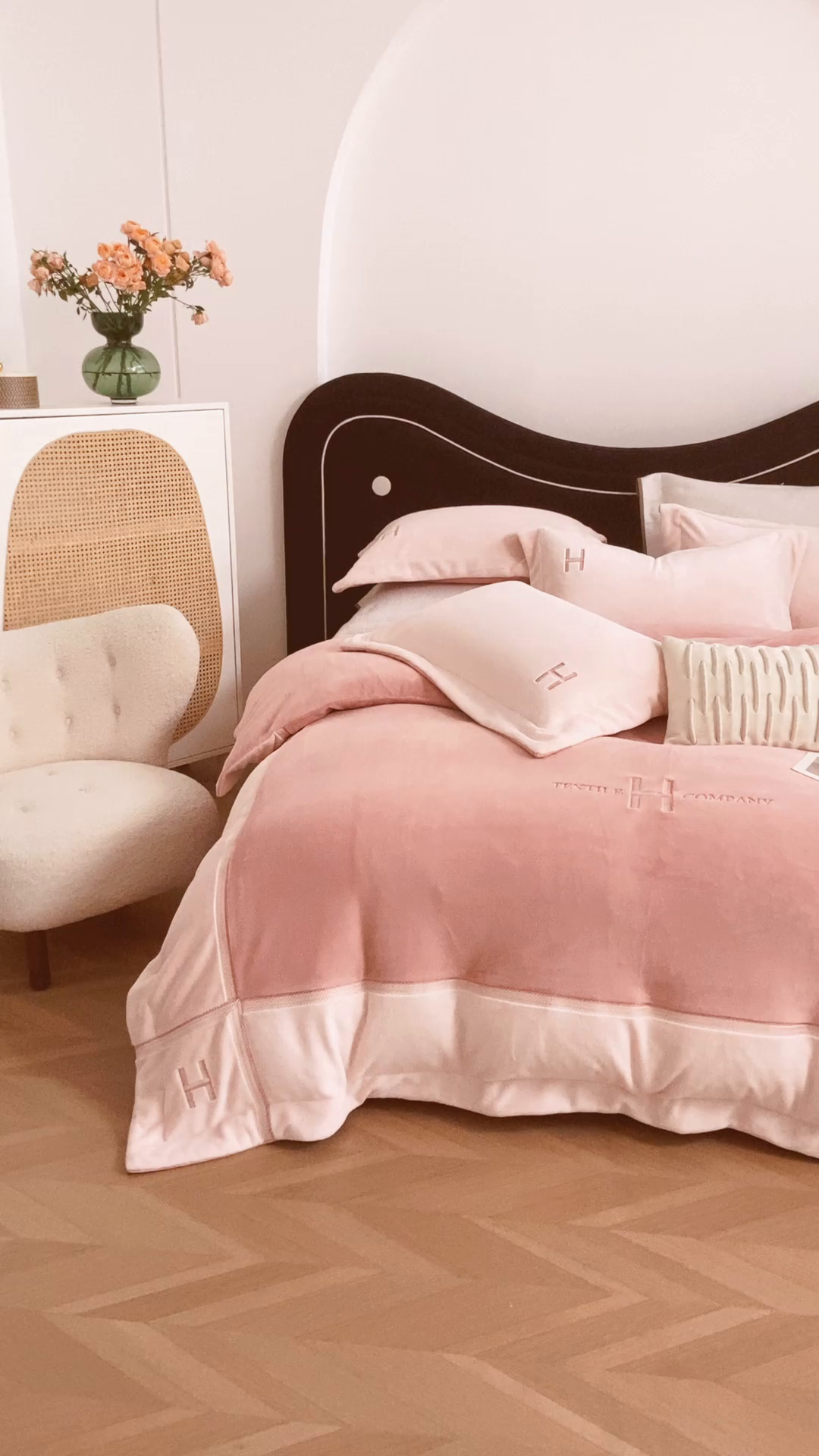 91家纺网 家纺一手货源 找家纺 （总）梦精灵家纺 2025新款高端贵妃绒加厚全消光牛奶绒四件套12斤刺绣拼接工艺（场景1）