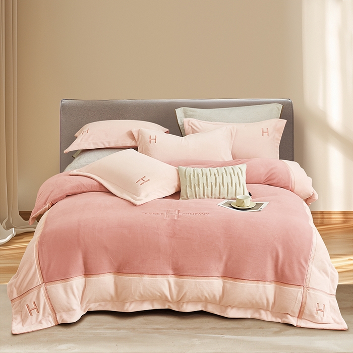 （总）梦精灵家纺 2025新款高端贵妃绒加厚全消光牛奶绒四件套12斤刺绣拼接工艺（场景1）