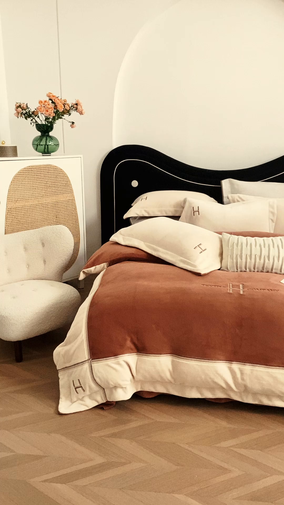 91家纺网 家纺一手货源 找家纺 梦精灵家纺 2025新款高端贵妃绒加厚全消光牛奶绒四件套12斤刺绣拼接工艺（场景1） 华尔兹-桔