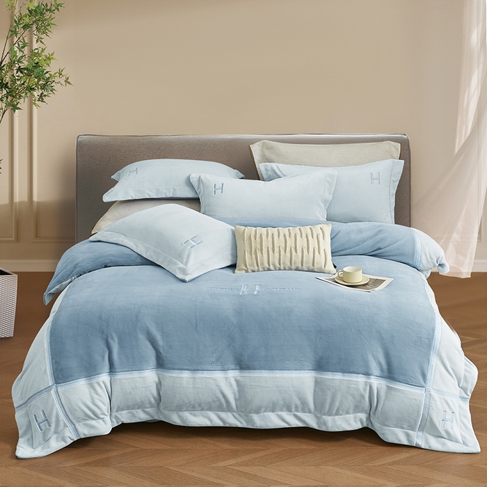 梦精灵家纺 2025新款高端贵妃绒加厚全消光牛奶绒四件套12斤刺绣拼接工艺（场景1） 华尔兹-兰