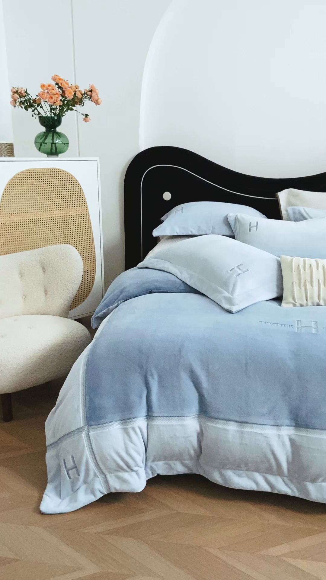 91家纺网 家纺一手货源 找家纺 梦精灵家纺 2025新款高端贵妃绒加厚全消光牛奶绒四件套12斤刺绣拼接工艺（场景1） 华尔兹-兰