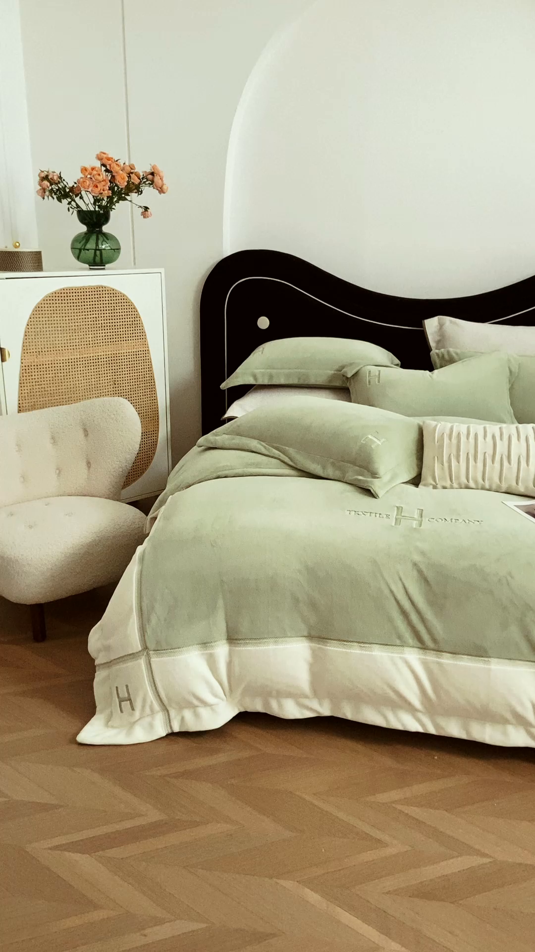 91家纺网 家纺一手货源 找家纺 梦精灵家纺 2025新款高端贵妃绒加厚全消光牛奶绒四件套12斤刺绣拼接工艺（场景1） 华尔兹-绿