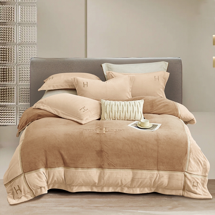 梦精灵家纺 2025新款高端贵妃绒加厚全消光牛奶绒四件套12斤刺绣拼接工艺（场景1） 华尔兹-驼