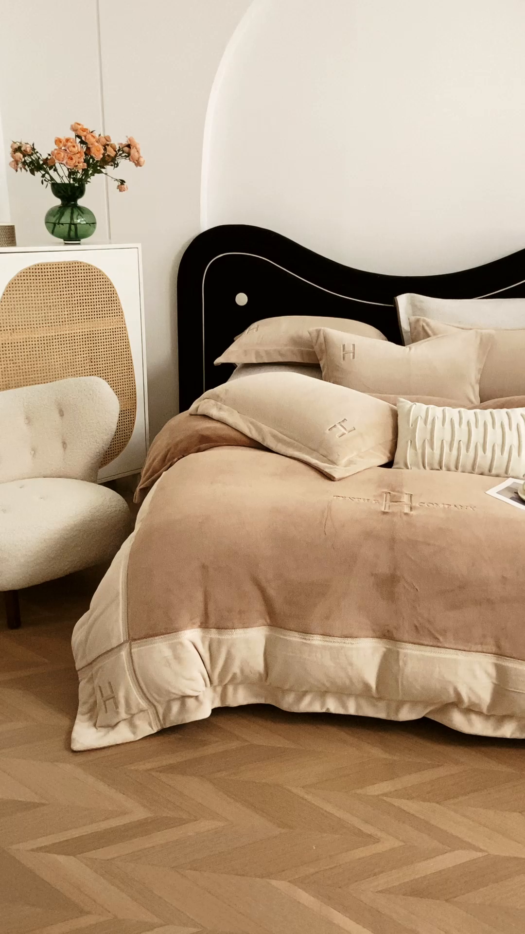 91家纺网 家纺一手货源 找家纺 梦精灵家纺 2025新款高端贵妃绒加厚全消光牛奶绒四件套12斤刺绣拼接工艺（场景1） 华尔兹-驼