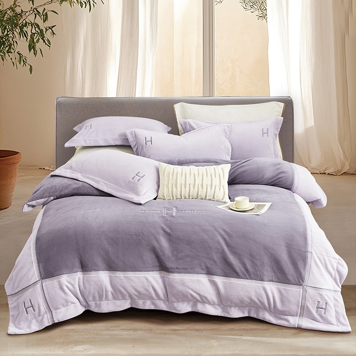 梦精灵家纺 2025新款高端贵妃绒加厚全消光牛奶绒四件套12斤刺绣拼接工艺（场景1） 华尔兹-紫