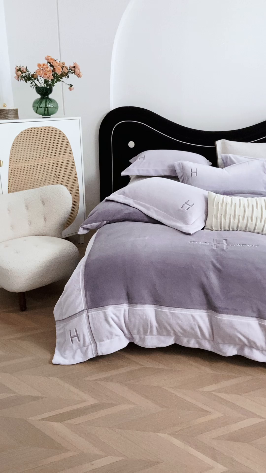 91家纺网 家纺一手货源 找家纺 梦精灵家纺 2025新款高端贵妃绒加厚全消光牛奶绒四件套12斤刺绣拼接工艺（场景1） 华尔兹-紫