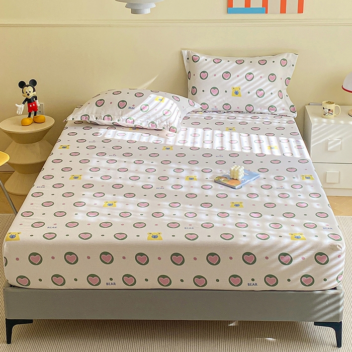 91家纺网 家纺一手货源 找家纺 恬澳家纺 2025新款A类印花泡泡棉床笠-场景一 爱心圈圈